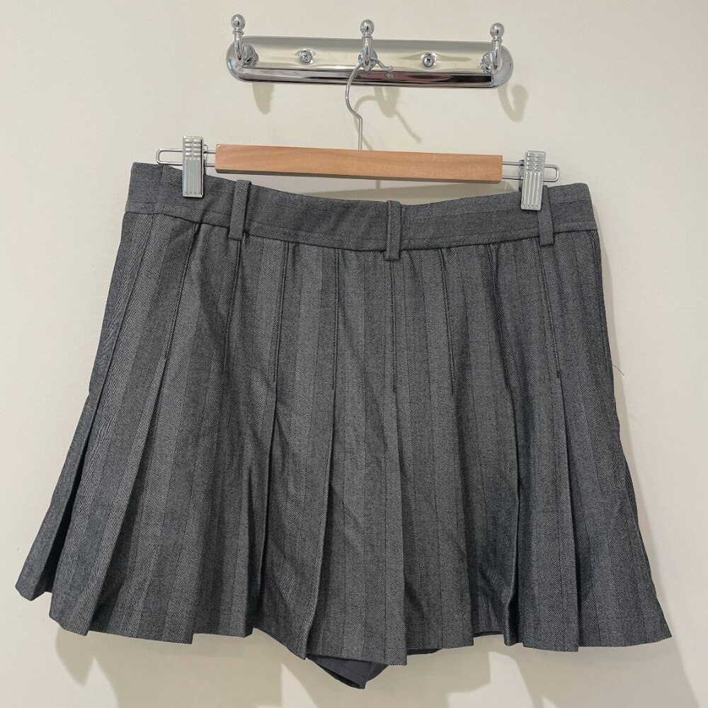 Abercrombie & Fitch Grey Pleated Mini Skort - Size M.